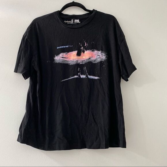 Ariana Grande Universe Sweetener Tour T-Shirt - Picture 2 of 7